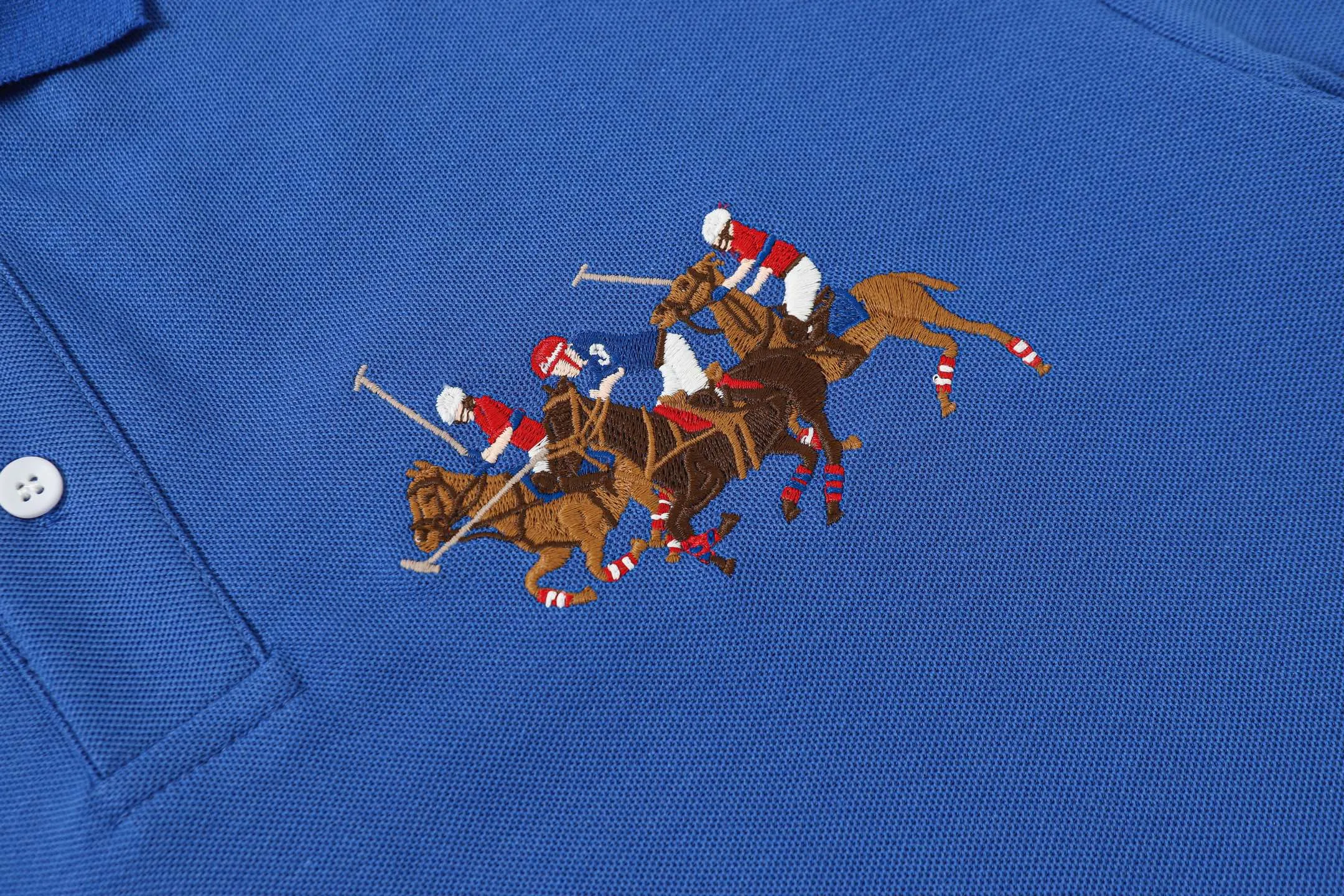P160 Style No.: A011 [Ralph Lauren Classic Three Ponies Digital Embroidered Polo Shirt] ✅250 grams of fine cotton pique fabric, custom-woven and dyed threads ✅Original stickers Scan the QR code to enter the official website ✅Large version, loose and stylish, can wear up to 210 pounds Color: Black White Navy Blue Sky Blue Dark Gray Floral Gray Size: S-XL